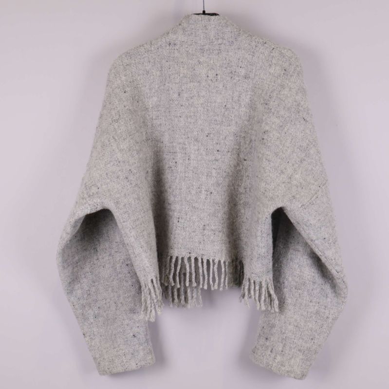 Baksidan av stickad jacka i ljusgrått med hängande ärmar