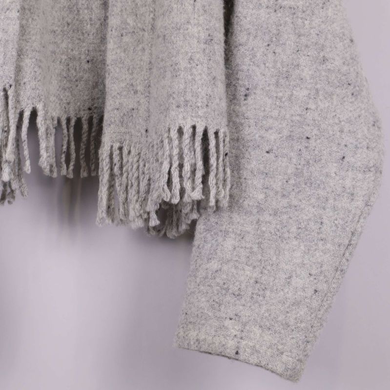 Närbild på fransar och ärmslut nedtill på jackan