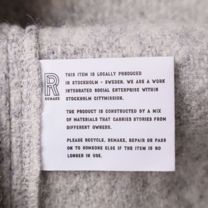 Textetikett med tillverknings- och materialinformation invändigt