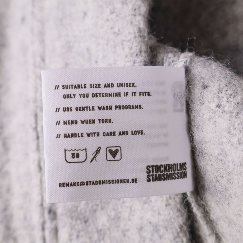 Tvätt- och skötselråd på tygetikett med symboler