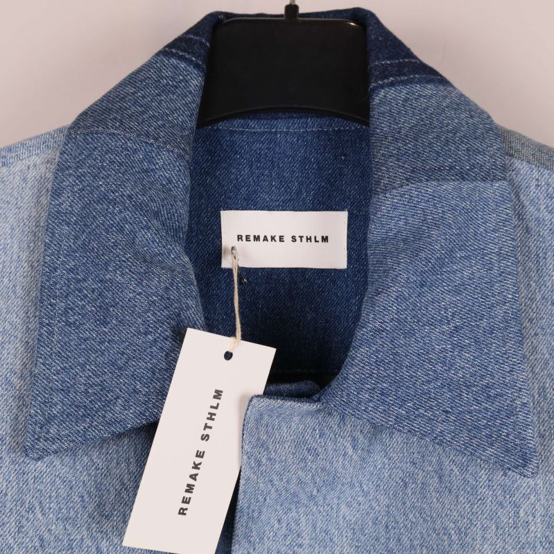 Närbild på krage och etikett från Remake STHLM