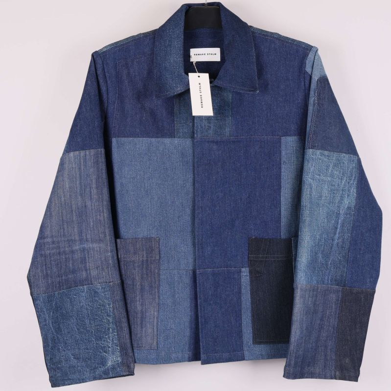Patchwork denimjacka framifrån med olika blå nyanser