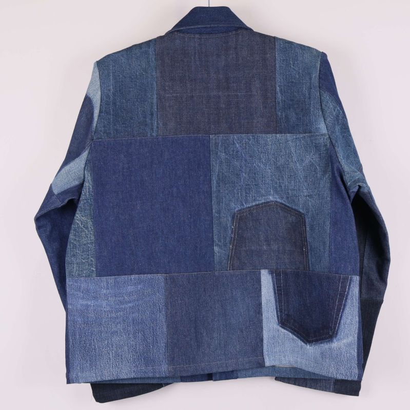 Patchwork denimjacka bakifrån med olika jeanslappar