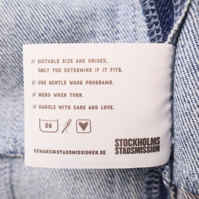 Tvätt- och skötselinstruktioner på invändig etikett