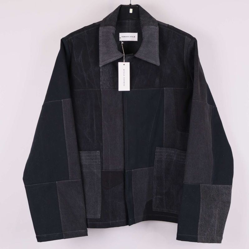 Jacka i lappteknik av svart och grå denim framtill