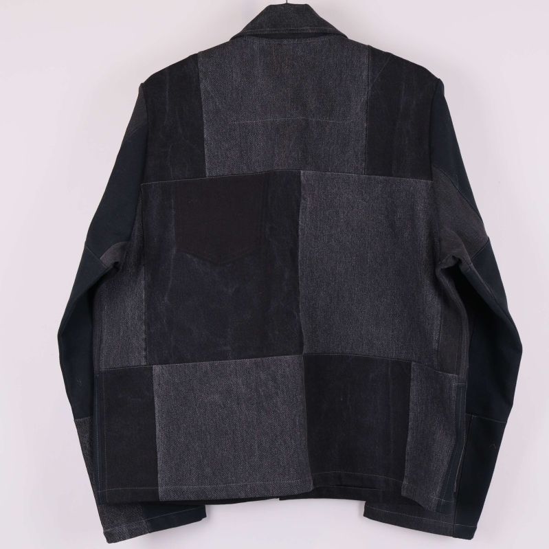 Jackans rygg med stora rutor i olika grå nyanser