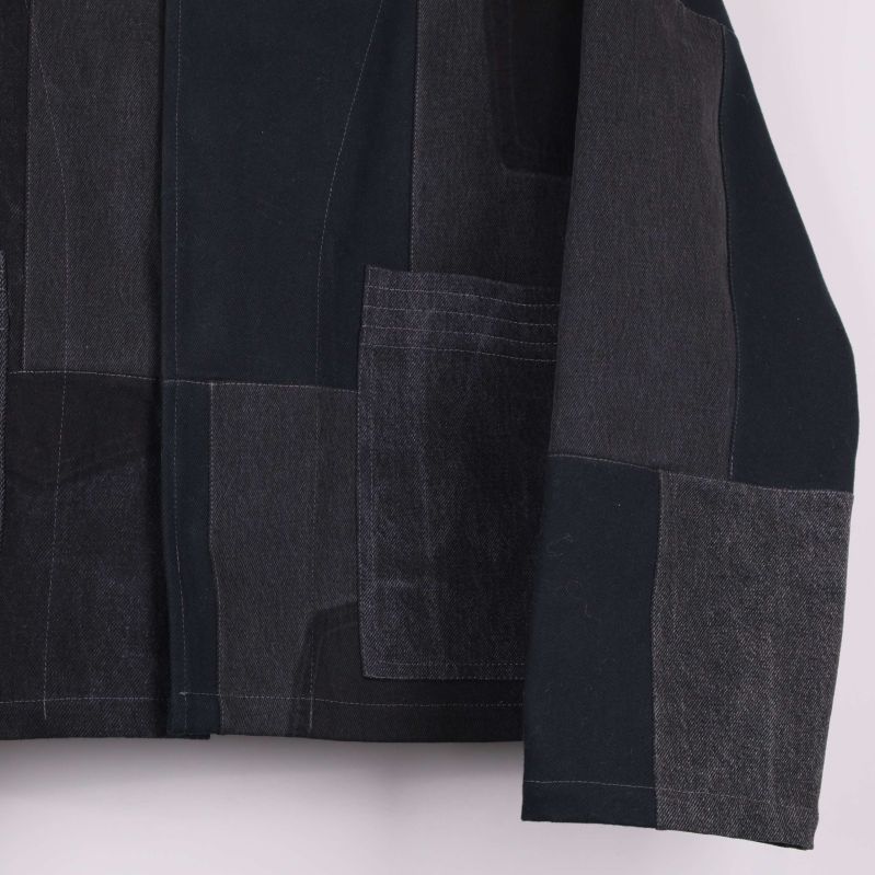 Närbild på jackans framficka och ärmslut