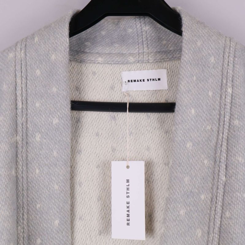 Närbild på kragen och etikett med Remake-text