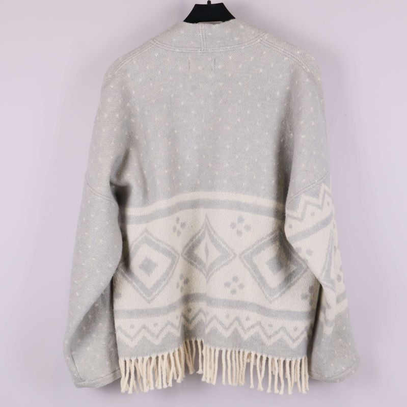 Baksida av cardigan med grafiskt vitt mönster och prickar