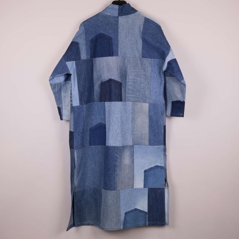 Baksidan av denimrock med blå patchwork