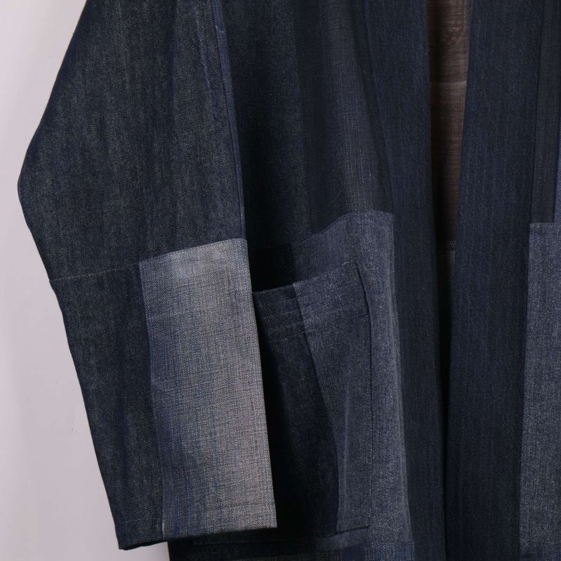 Framsidans fickdetalj på denimrock i patchwork