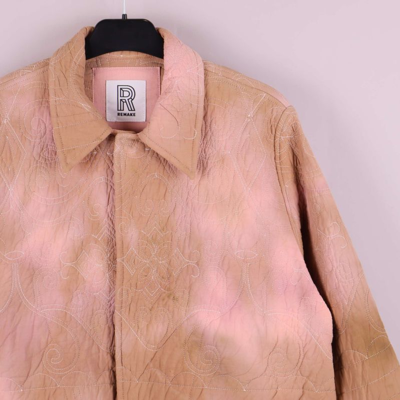 Närbild på krage och axelparti med sömmar