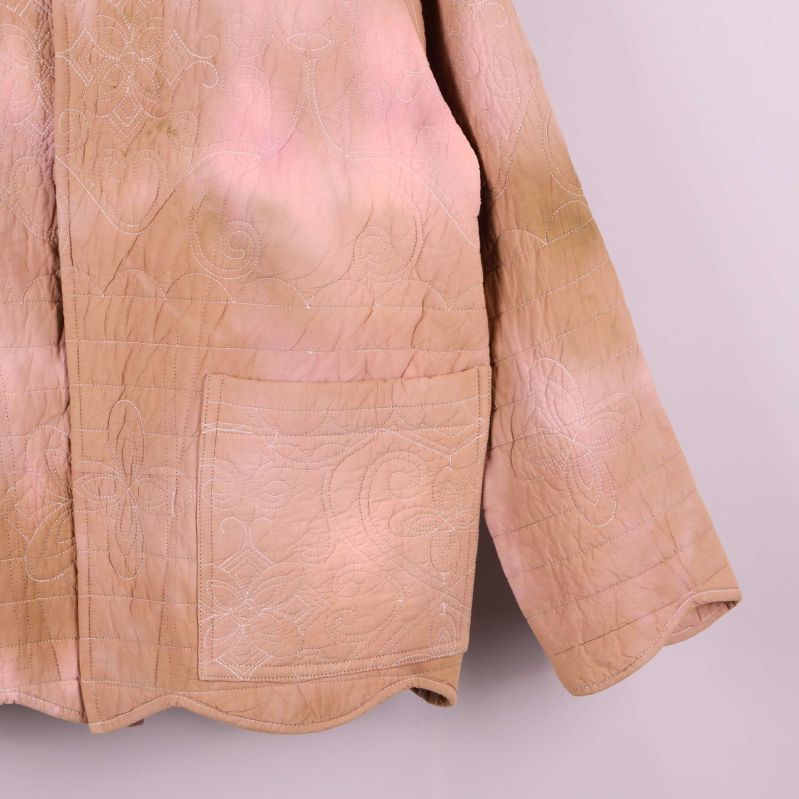 Närbild på nedre del av jacka och ficka