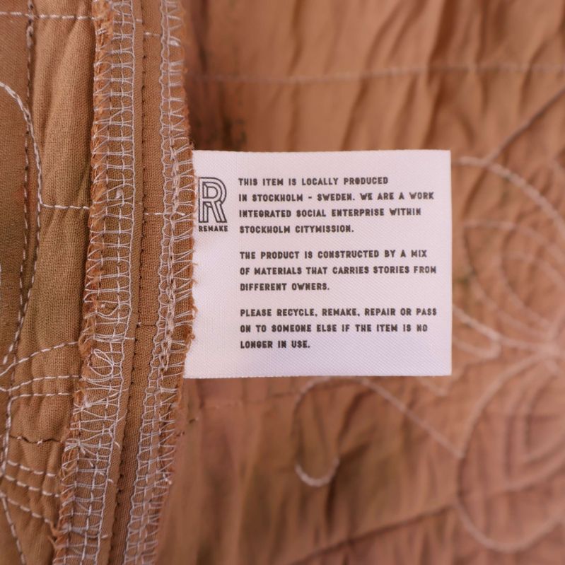 Detaljerad etikett i jackans innersöm på engelska