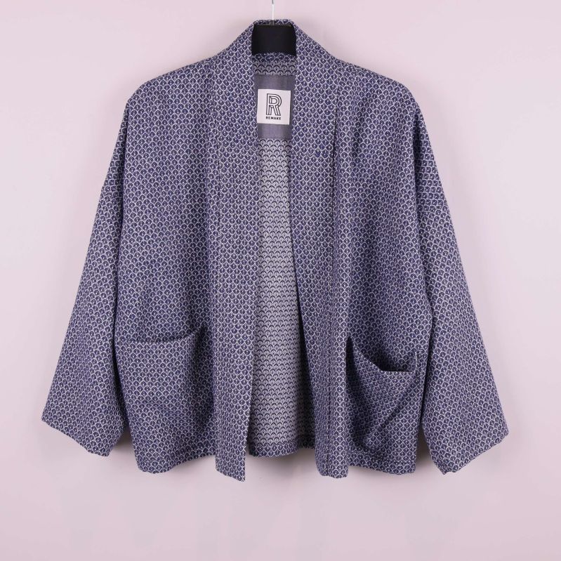 Kimonojacka med grafiskt mönster och framfickor på galge