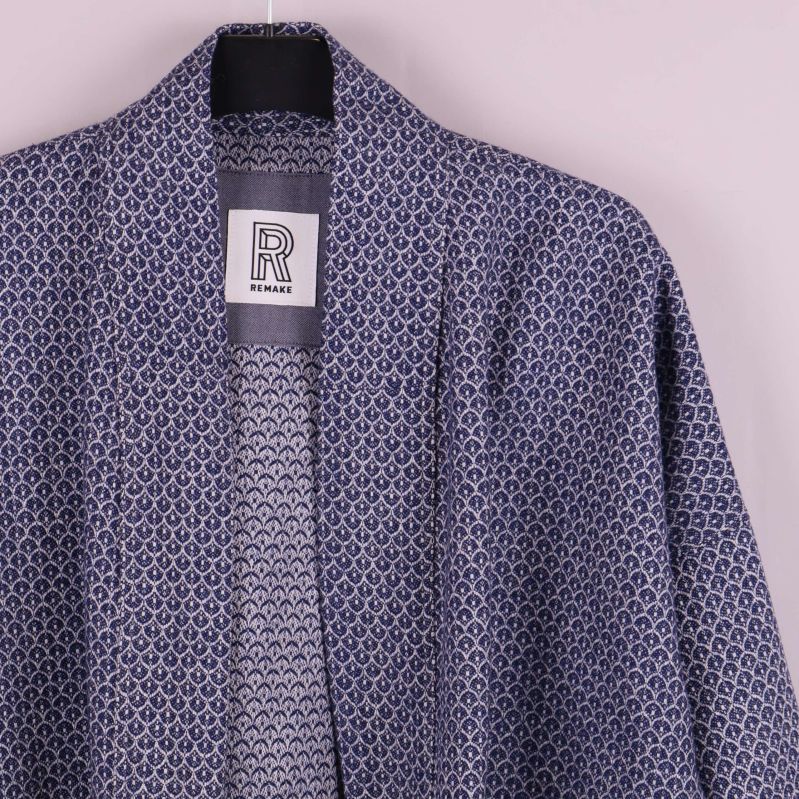 Närbild på krage och övre del av kimonojacka