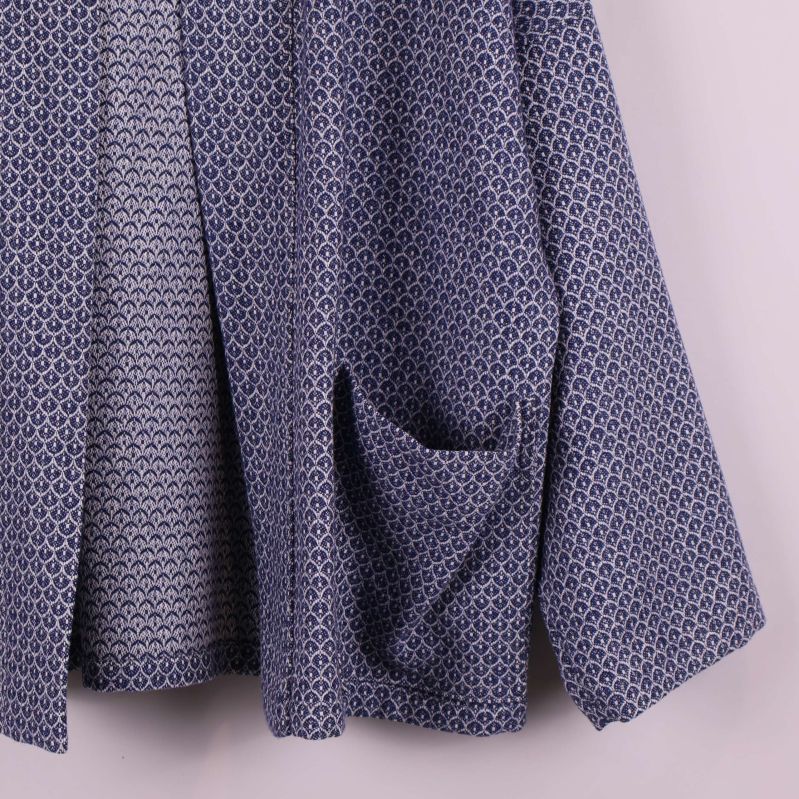 Ficka på kimonojacka visas i närbild