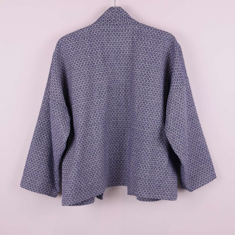 Baksidan av kimonojacka med blått grafiskt mönster