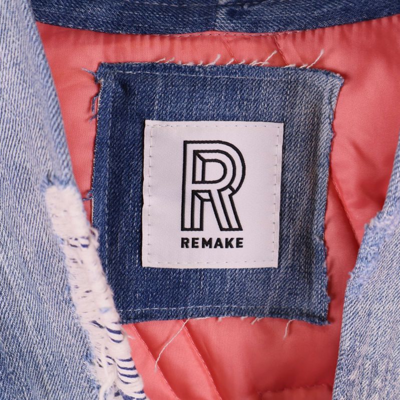 Närbild på Remake-märke och denimkrage inuti jackan