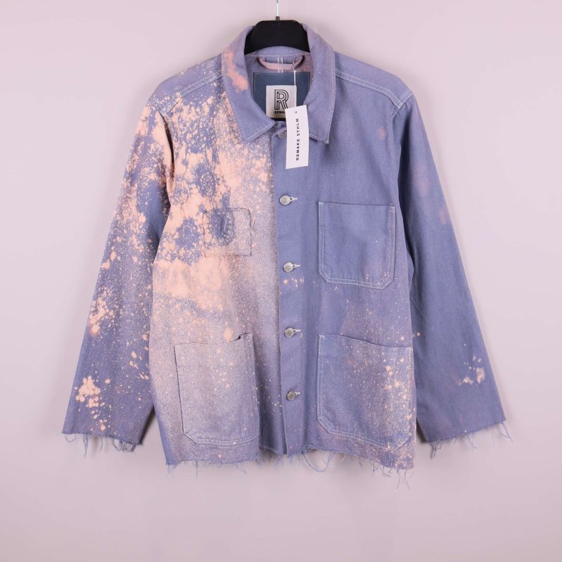 Framsidan av jacka med blekta färgstänk och fransade kanter