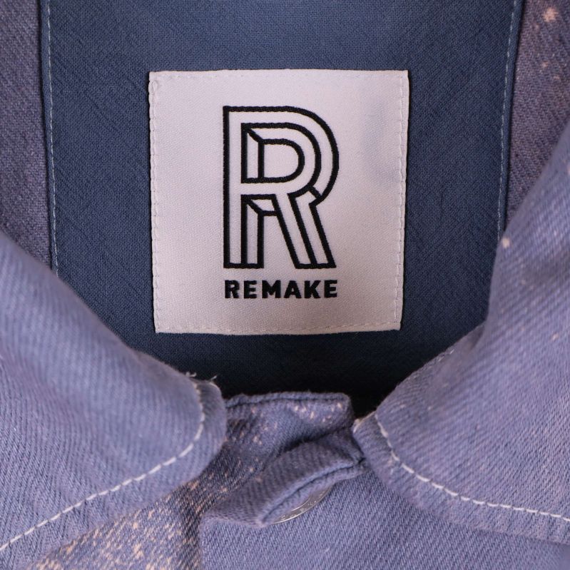 Närbild på krage med Remake-logotypen i nacken