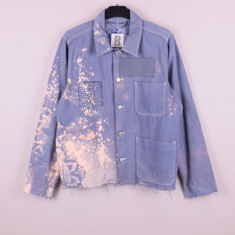 Patchwork jeansjacka med blekta fläckar och rå nederkant