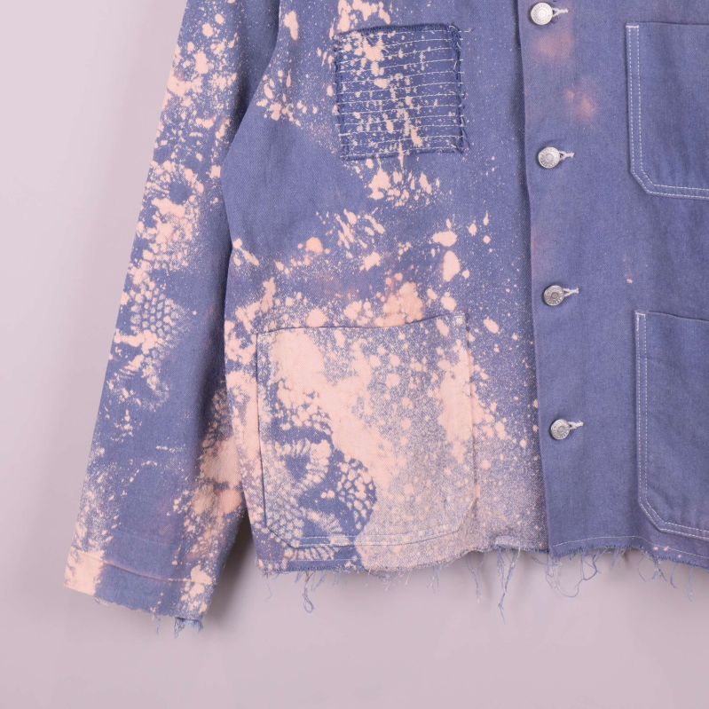 Nederdel av jackan visar fickor och slitna kanter