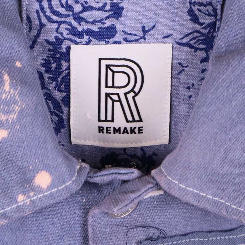 Närbild av Remake varumärkesetikett i kragen