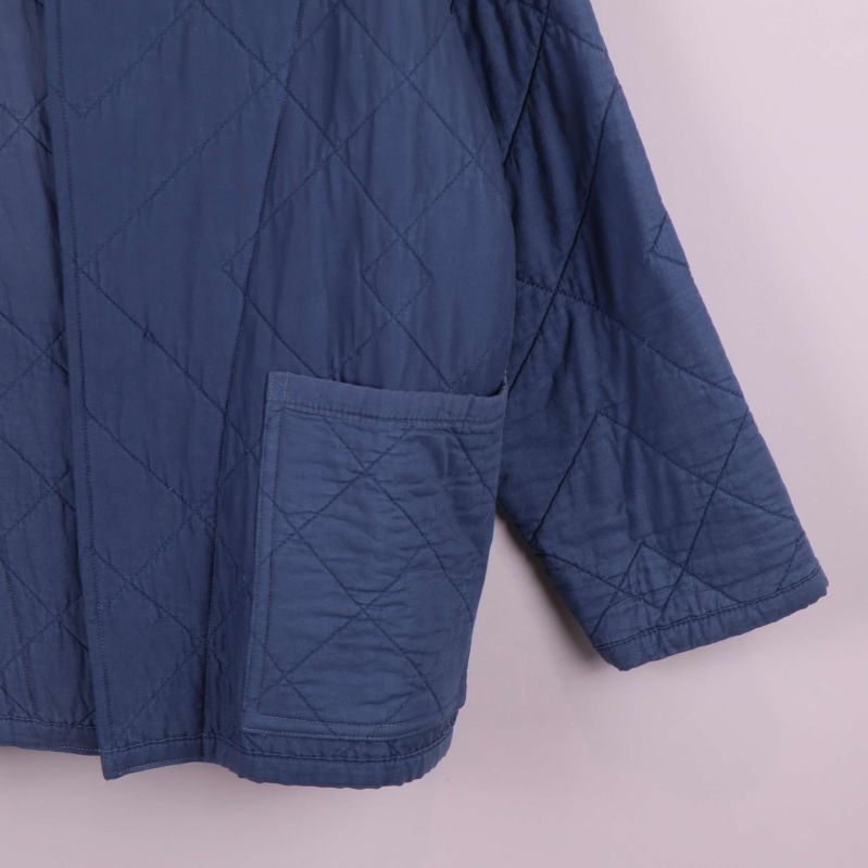 Närbild på ficka och ärm av jackan