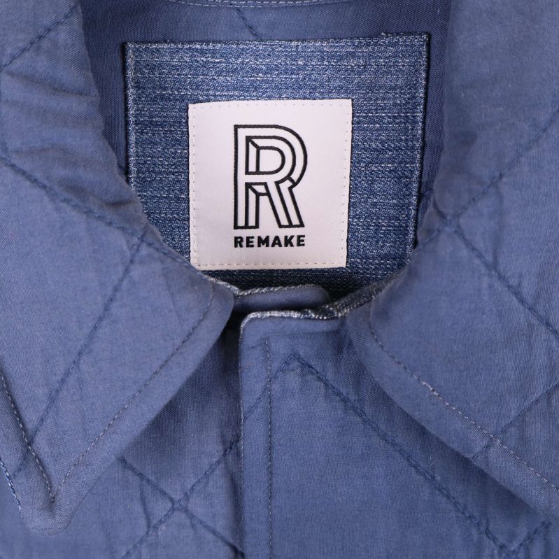 Närbild på jackans krage och Remake-logga