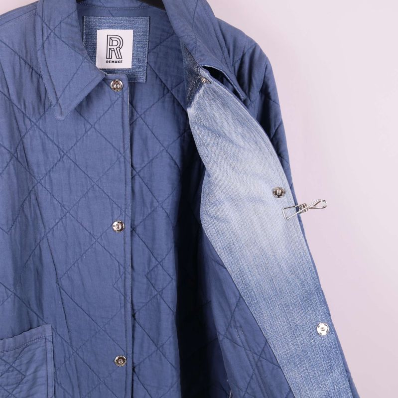 Öppen jacka visar ljus insida med knappar