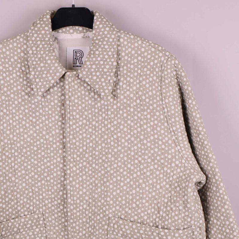 Övre halvan av jackan, fokus på krage och axel