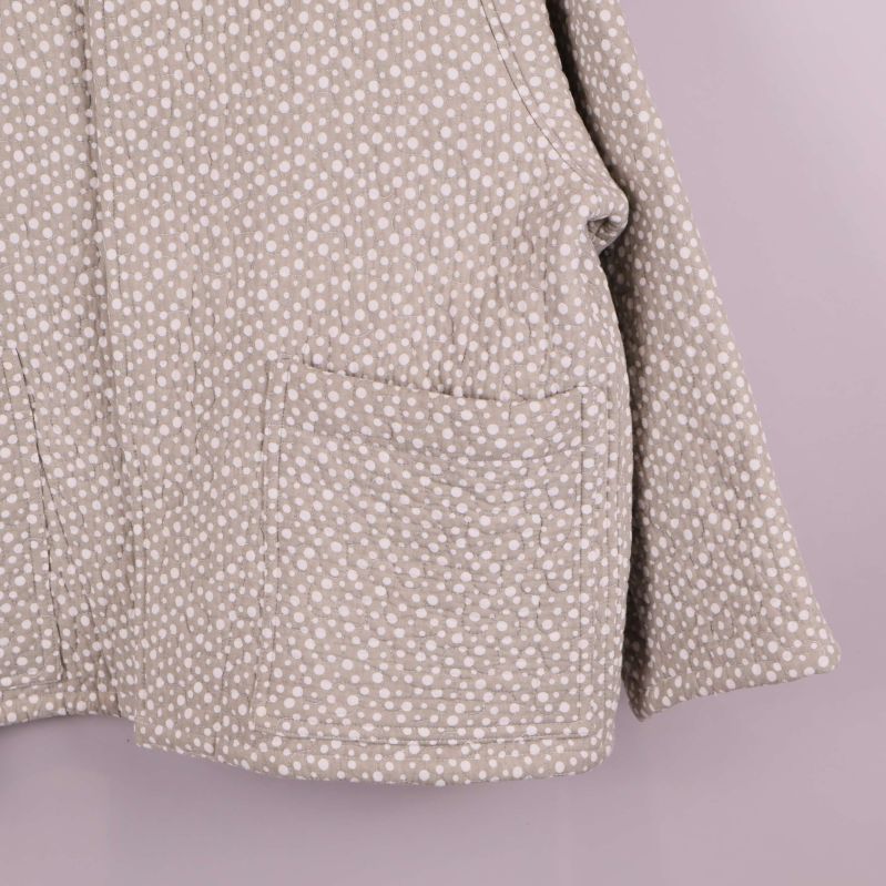 Närbild på ena fickan framtill på jackan