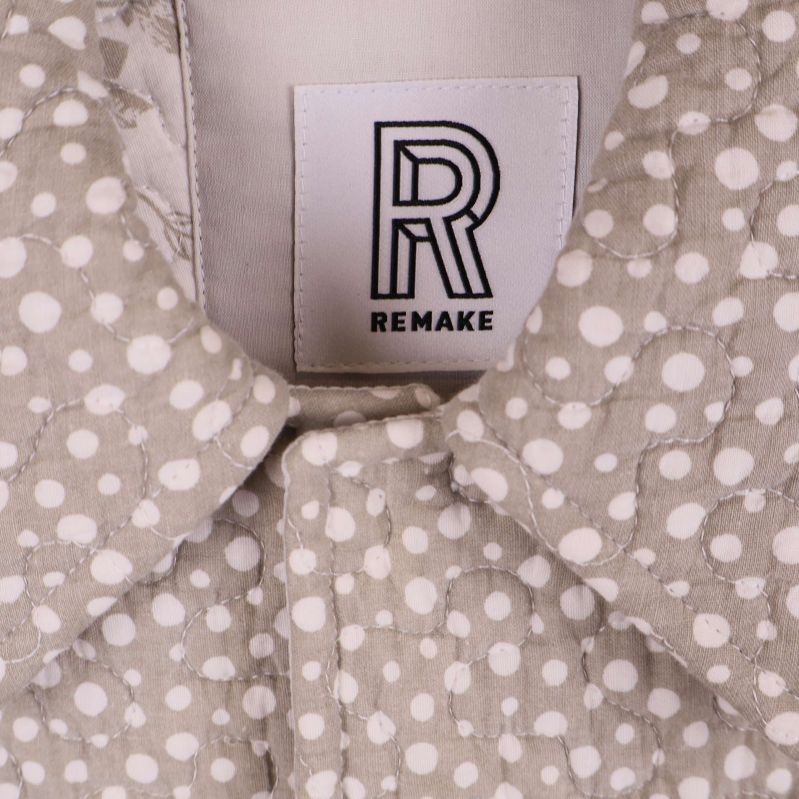 Närbild på krage och Remake-etikett i jacka