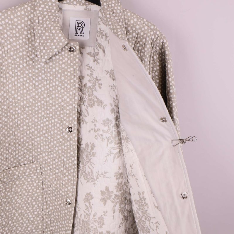 Inuti jackan syns blommigt foder och tryckknappar