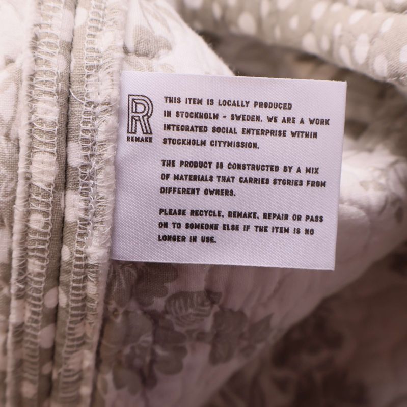 Material- och skötseletikett på insidan av jackan