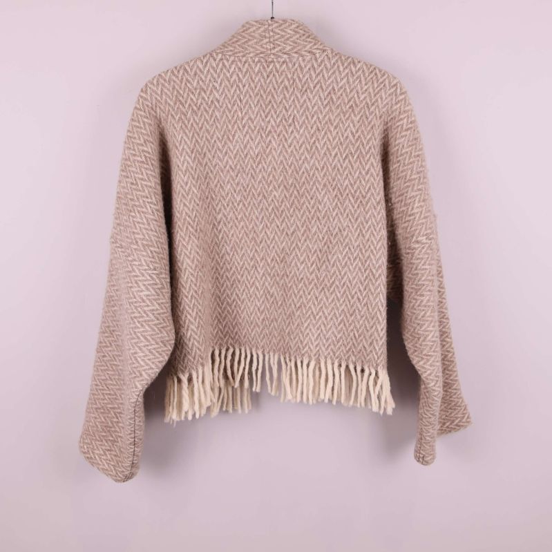 Jackans baksida med tydligt fiskbensmönster och fransar