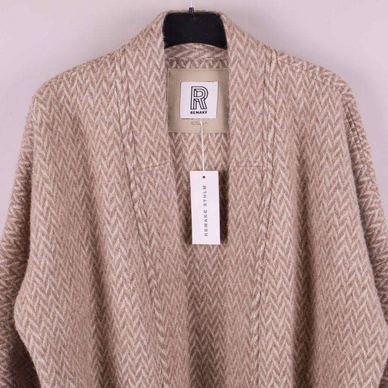 Närbild på krage och etikett i jackan