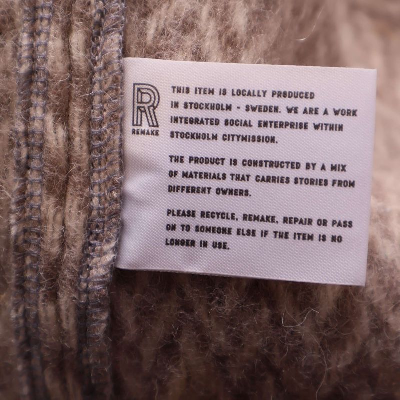 Tvättlapp med engelsk text om produktion och material