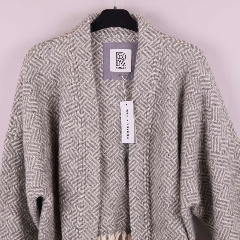 Detaljbild av jackans axelparti och halsringning