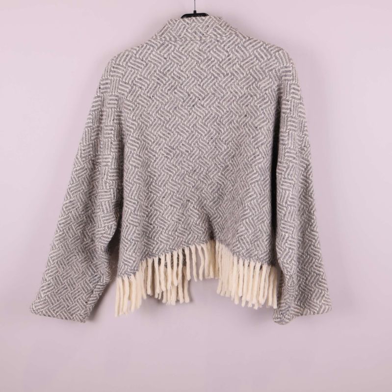 Baksidan av jacka med fransar och mönstrat tyg visas på galge