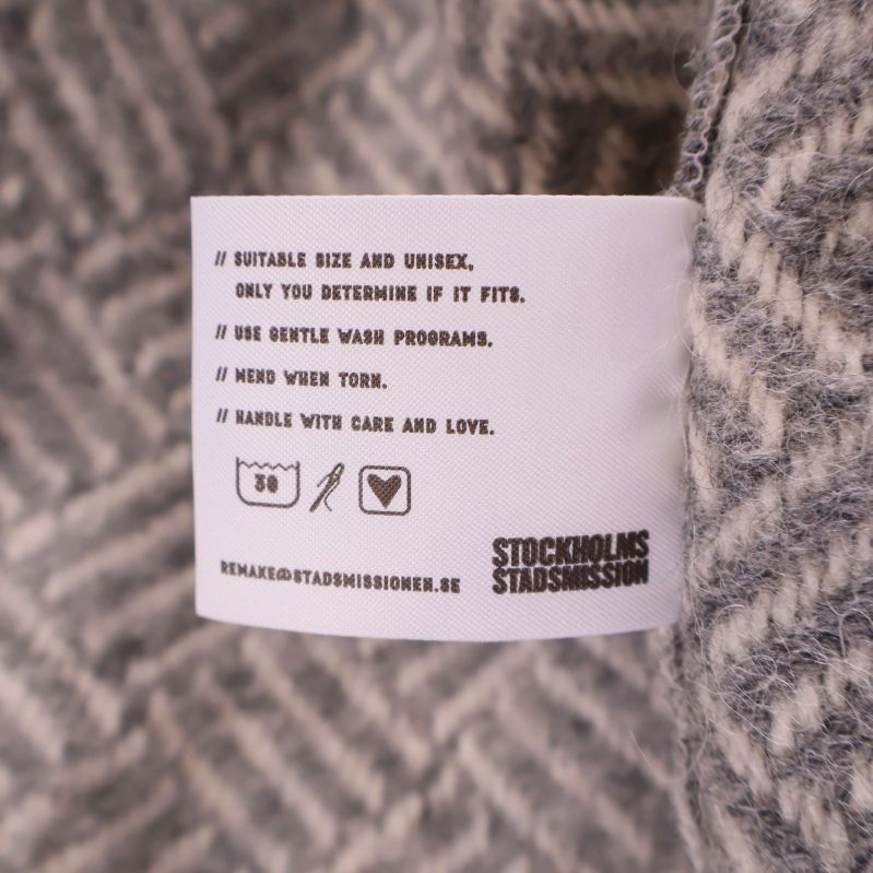 Etikett med skötselråd och information om passform