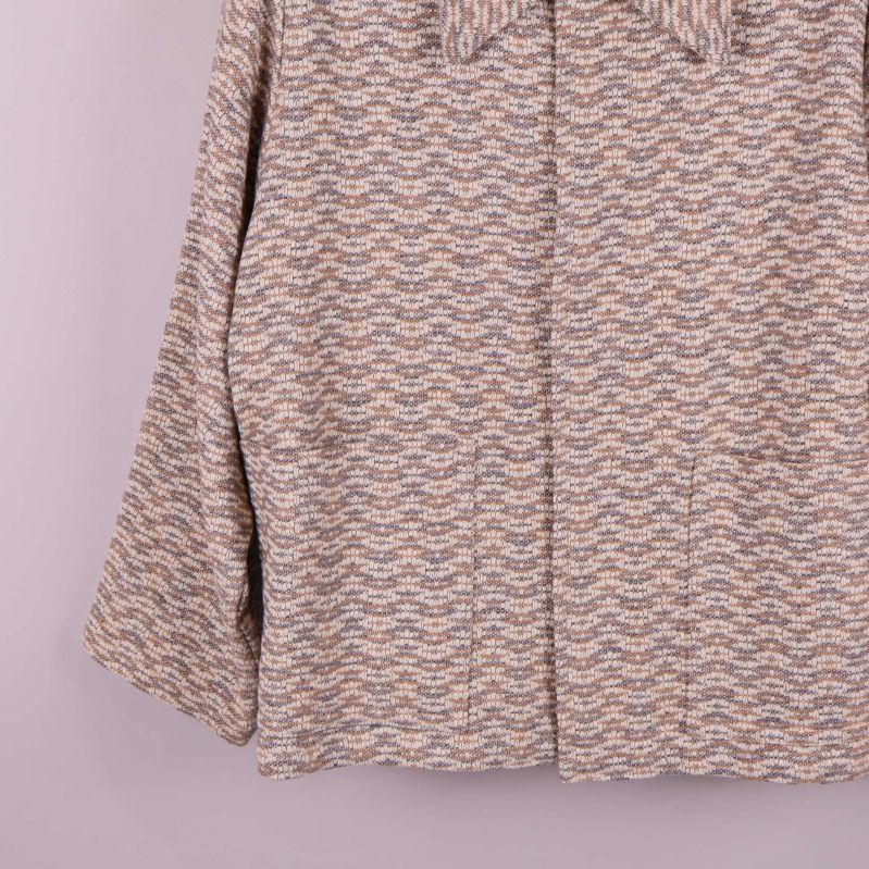 Jackans nederdel och stora fickor visas