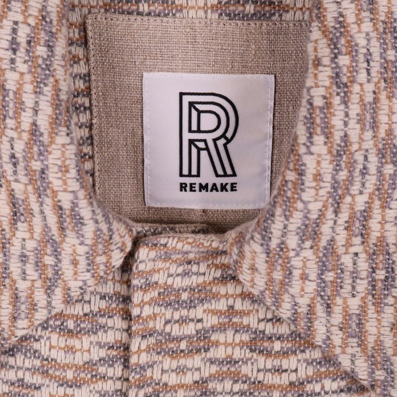 Närbild på innerkrage och remake-märke