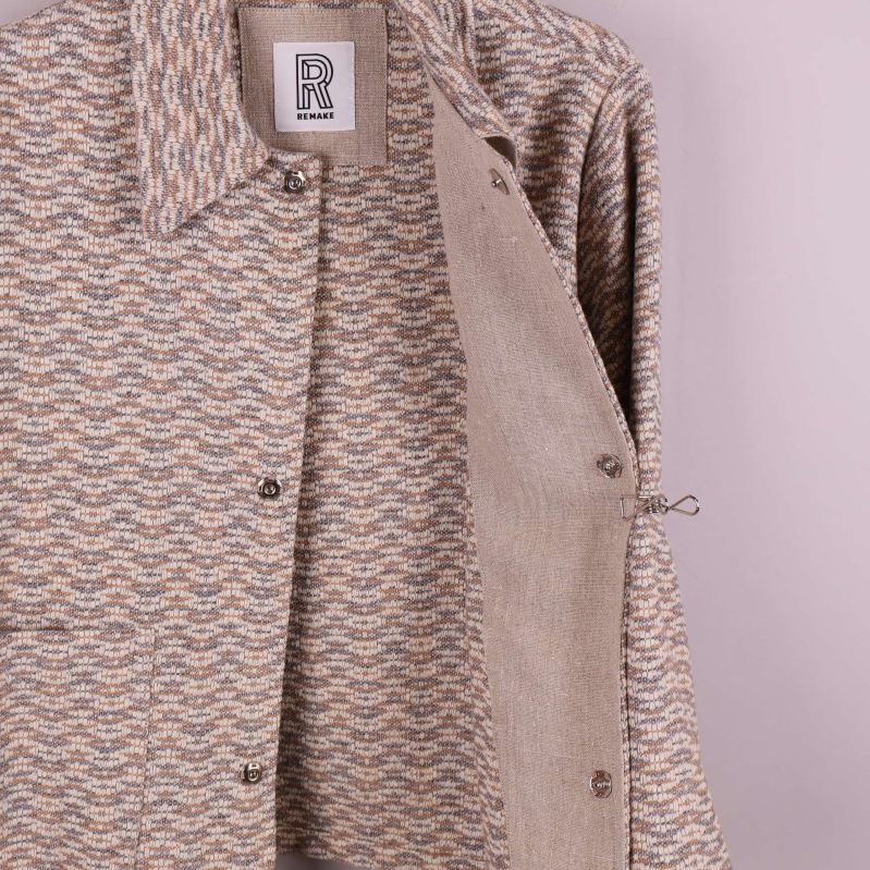 Jacka med öppen front och tryckknappar