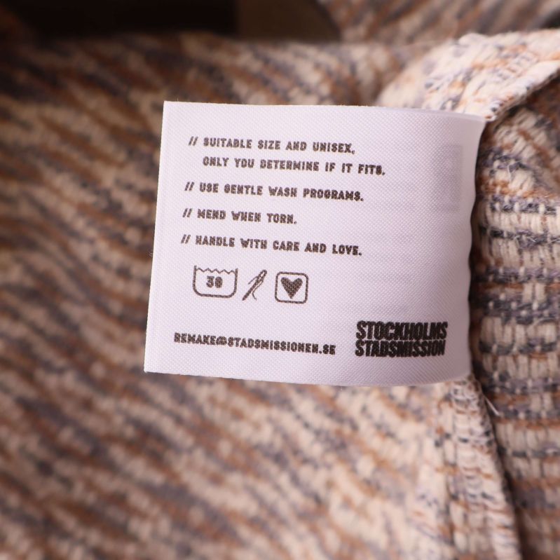 Tvätt- och skötselinstruktioner på vit lapp