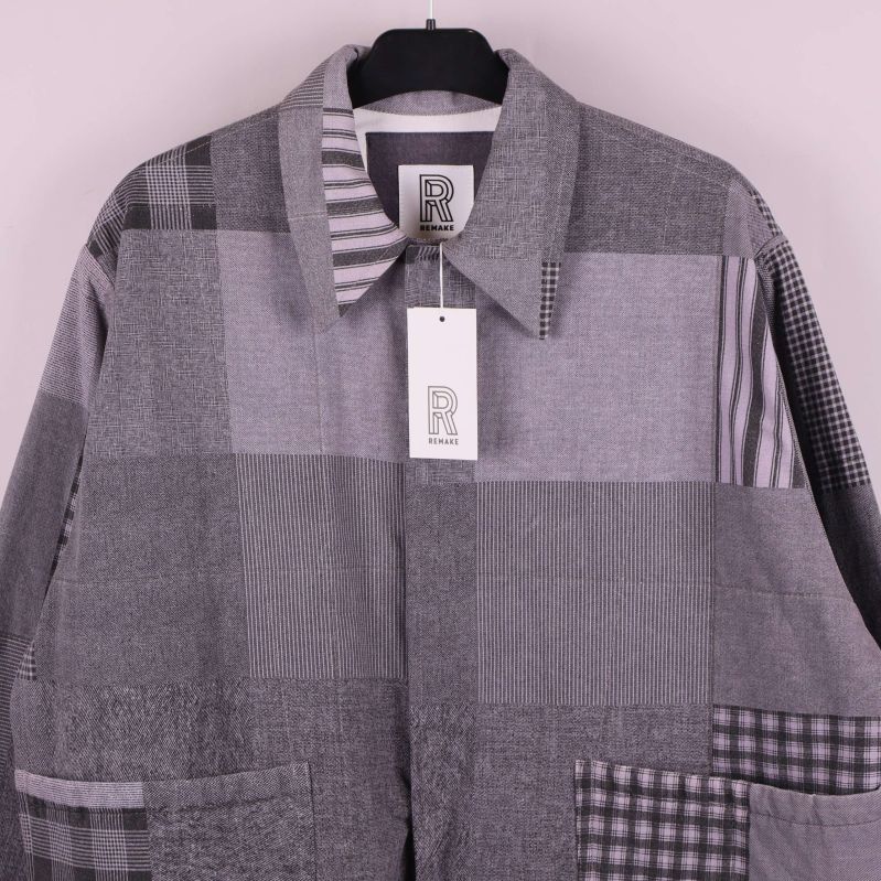 Närbild av jackans krage och Remake-etikett