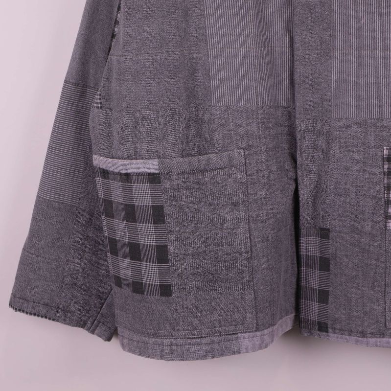 Närbild på jackans fickor och mönstervariation