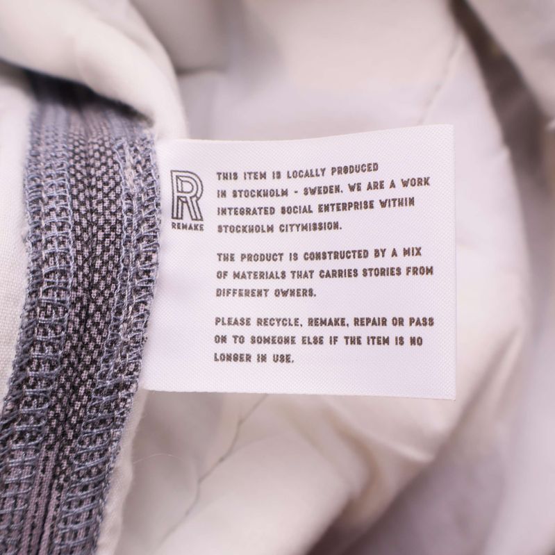 Engelskspråkig etikett om plaggets lokala produktion