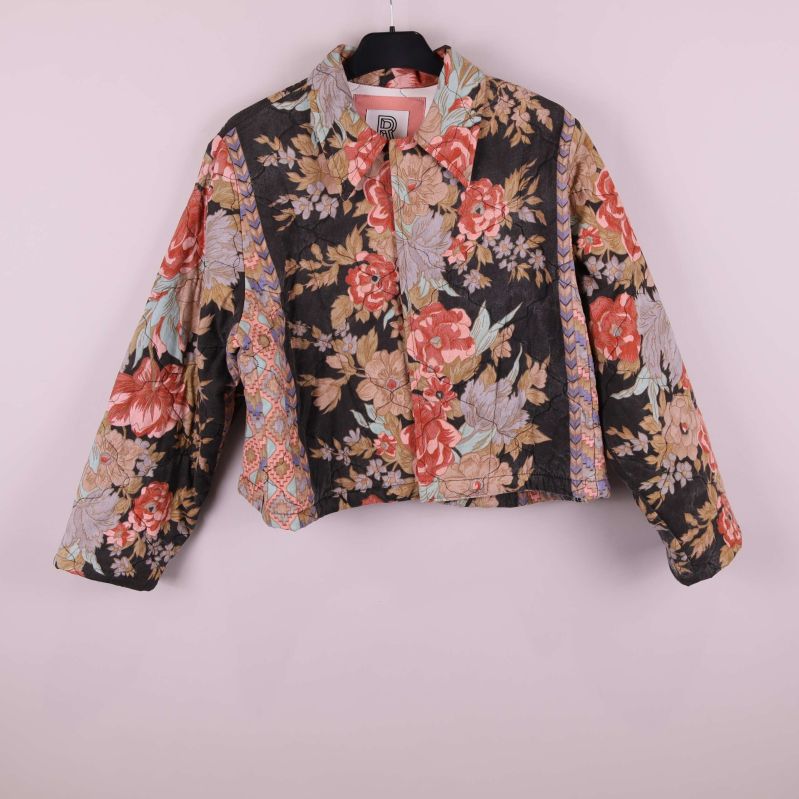 Kort jacka med stort blommönster framifrån